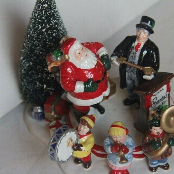 Dept 56 Snow Village Figurine 1997 Santa Comes To - Picture 1 of 5